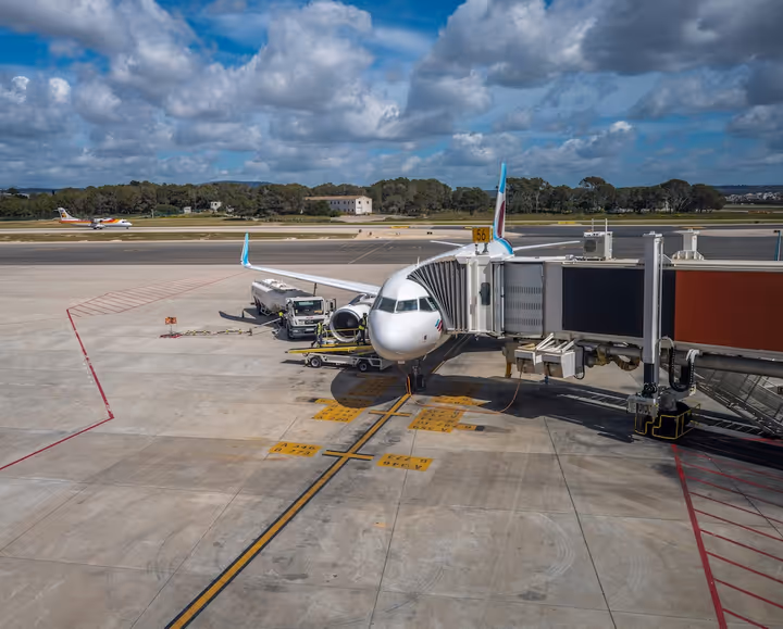 Air Freight Capacity Crunch Q4 2026 | Sellers Face 15-25% Rate Hikes