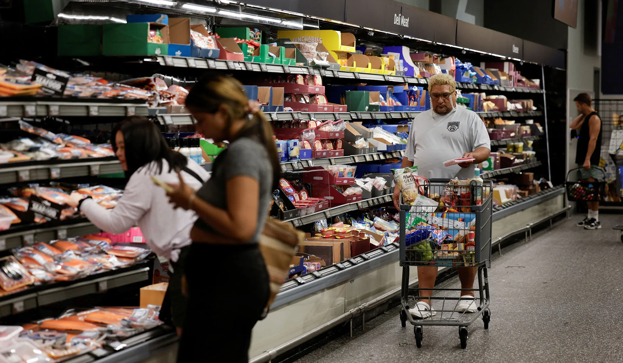 US Consumer Spending Surge 3.8% Amid Wage Stagnation | Critical Demand Shift for E-Commerce Sellers