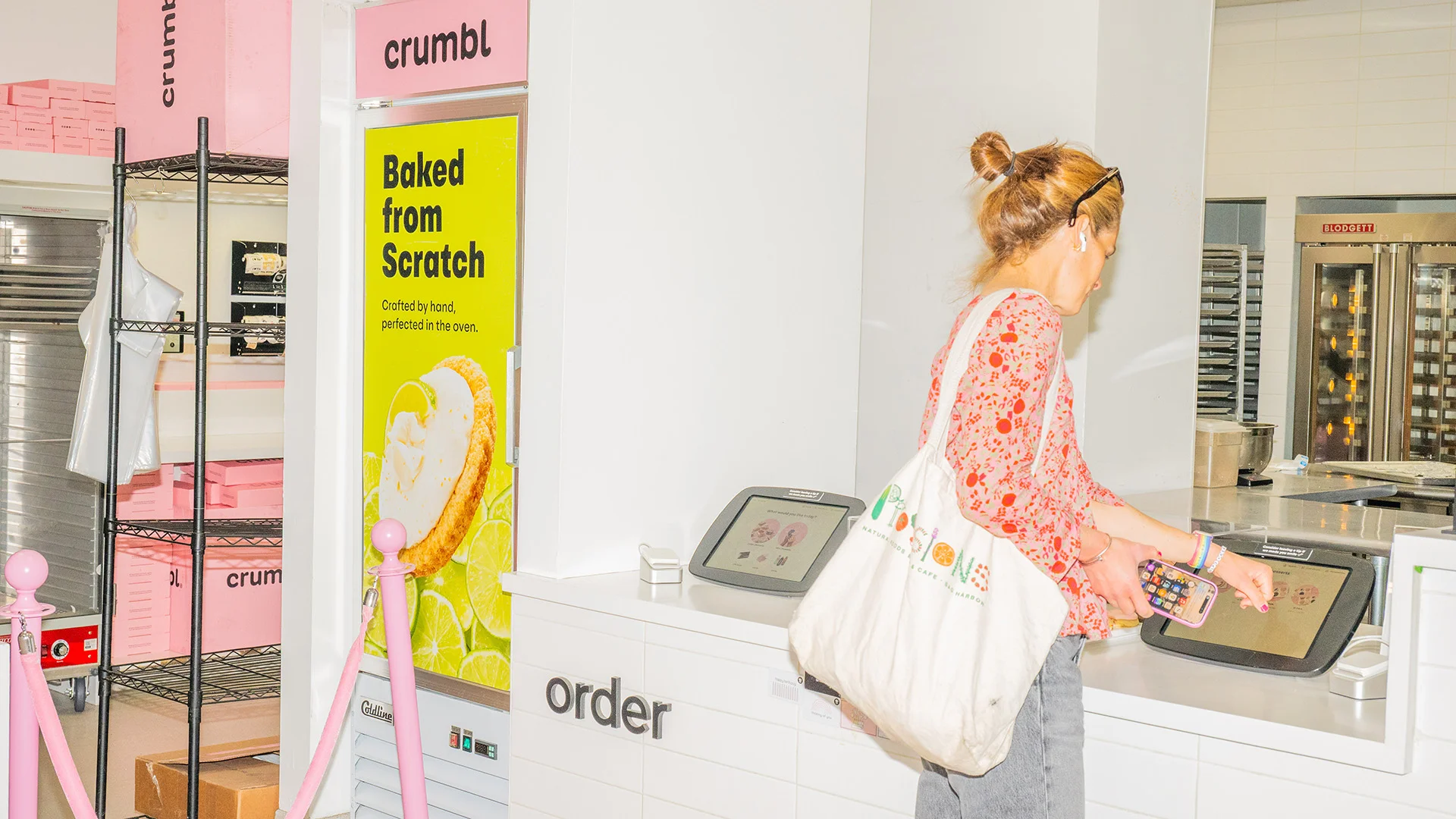 Crumbl's 57-Store Closure Signals Discretionary Spending Collapse | O2O Retail Contraction Warning