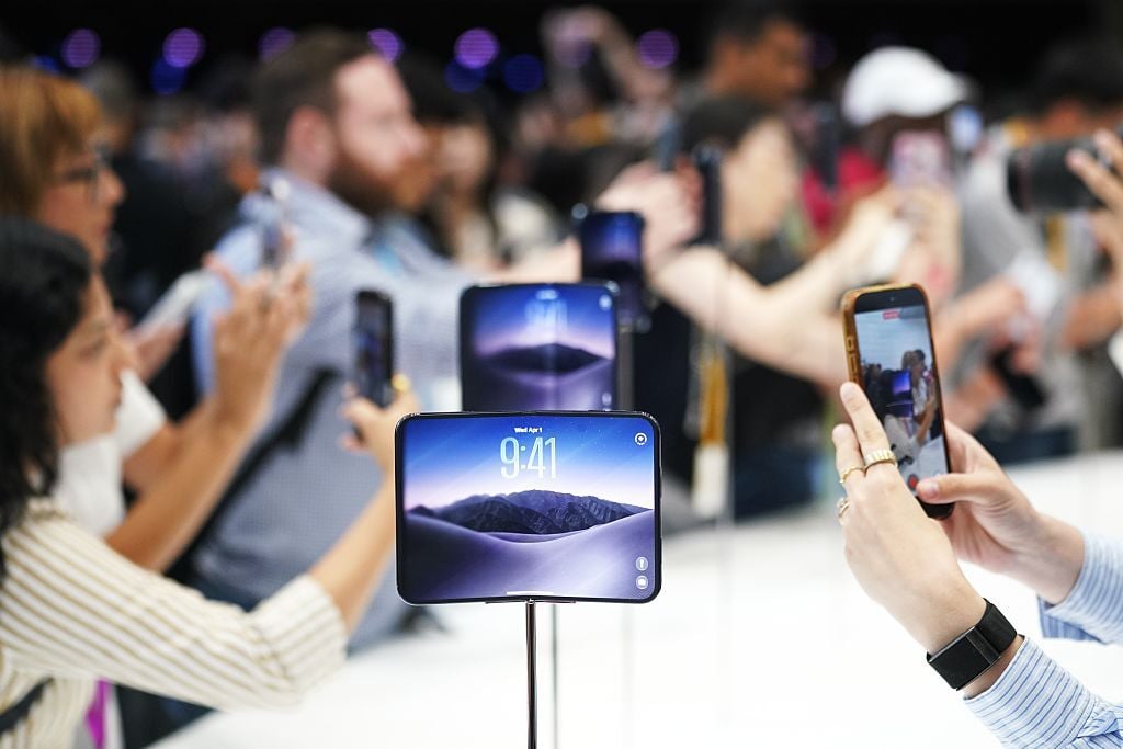 Apple's 30-40% Memory Cost Surge Signals 2027 iPhone Price Hikes | Seller Accessory Opportunity
