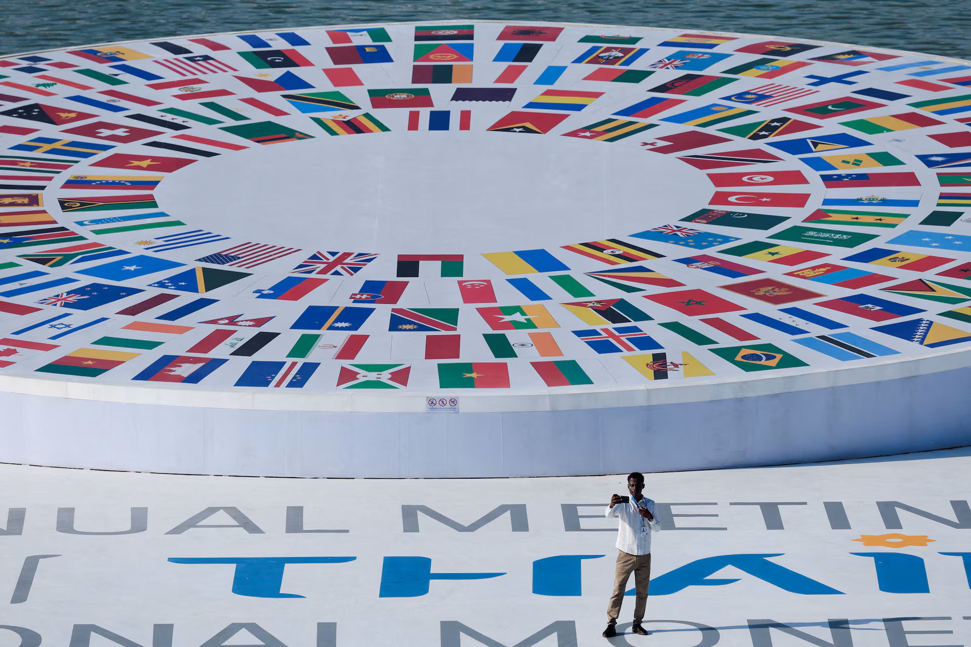 Global Growth Forecast 2025 | Cross-Border Sellers Face Mixed Opportunities & FX Volatility