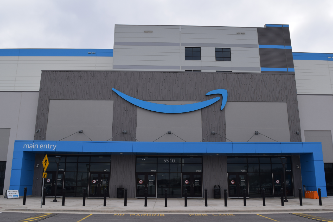 Amazon Holiday Hiring 2026 | 300K+ Roles Signal Peak Capacity